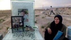 مادر ابوالفضل آدینه‌زاده سر مزار پسرش و لنگه کفش پدر بازداشت‌شده او 