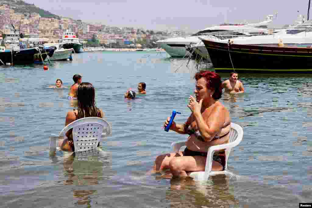 Rashlađivanje u plićaku u Napulju, Italija, 10. juli.