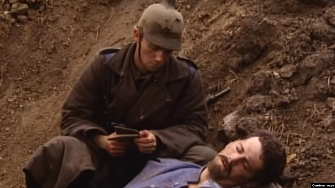 Кадр из фильма «На западном фронте без перемен» (США, Великобритания, 1979, режиссер Делберт Манн). (Весь эпизод с момента, когда Пауль укрывается в воронке, и до того, как он ее покидает: 59:24 – 1:08:27).