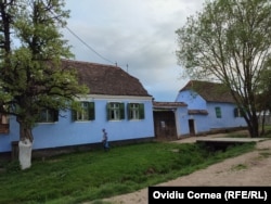 Faimoasa casă albastră din Viscri, de la numărul 163