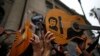 تصویر خارا، نقش‌بسته بر گیتاری که معترضان در یکی از تجمعات سال ۲۰۱۹ بر دست برده‌اند