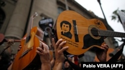 تصویر خارا، نقش‌بسته بر گیتاری که معترضان در یکی از تجمعات سال ۲۰۱۹ بر دست برده‌اند