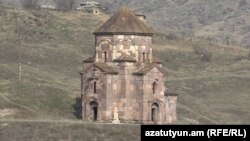 Ոսկեպարի եկեղեցին, որի հարակից տարածքում են եղել երկու դպրոցները՝ հայկական ու ադրբեջանական