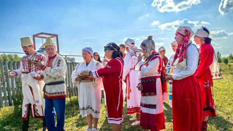 Чувашские активисты освятили новый  ритуальный столб у храма традиционной веры чувашей после поджога предыдущего