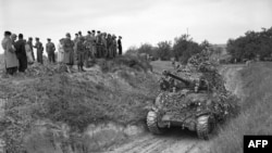 Войници от армиите на страните-членки участват в маневрите "Hold on" през септември 1952 г. на френско-германската граница, докато офицери гледат.