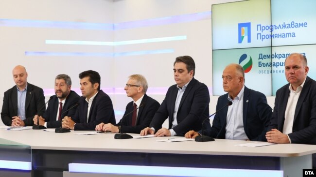 На брифинга присъстваха представители на ПП-ДБ, премиерът Николай Денков, правосъдният министър Атанас Славов, както и представители на "Инициатива Правосъдие за всеки".