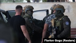 Pripadnici Policije Kosova dovode do suda jednog od napadača u selu Banjska, Priština, 26. septembar 2023.
