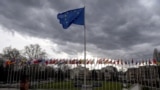 Flamujt duke u valëvitur jashtë ndërtesës së Këshillit të Evropës, shkurt 2022.