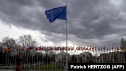 Flamujt duke u valëvitur jashtë ndërtesës së Këshillit të Evropës, shkurt 2022.
