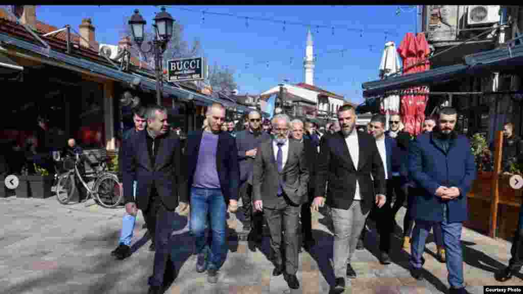 Посета во скопската општина Чаир и на скопската стара чаршија на техничкиот премиер Талат Џафери со вицепремиерот Артан Груби објавено на неговиот официјален Инстаграм профил&nbsp;&nbsp;