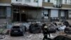 Пошкоджені уламками автомобілі в одному з районів Києва, 30 травня 2023 року