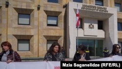 ფოტო არქივიდან: აქონდროპლაზიის მქონე ბავშვების მშობლების აქცია მთავრობის ადმინისტრაციასთან 