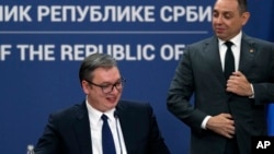 Serbiya prezidenti Aleksandar Vuçiç (solda) 2021-ci ildə Belqradda ovaxtkı daxili işlər naziri Aleksandr Vulin ilə mətbuat konfransı keçirir.