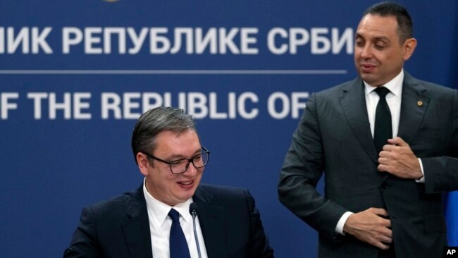 Сръбският президент Александър Вучич (вляво) и бившият вътрешен министър на Сърбия Александър Вулин, по време на пресконференция за обявяване на "изключително изгодна" сделка с Русия за доставка на природен газ, май 2022 г.