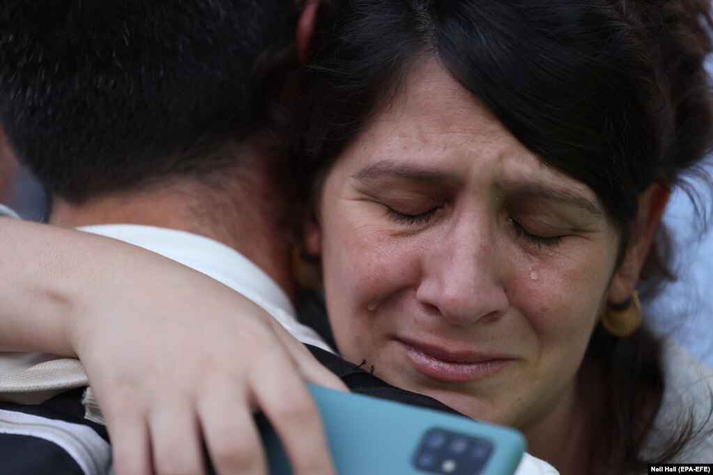 Një grua duke qarë gjatë një tubimi në mbështetje të Izraelit, në Londër, Angli, më 9 tetor.