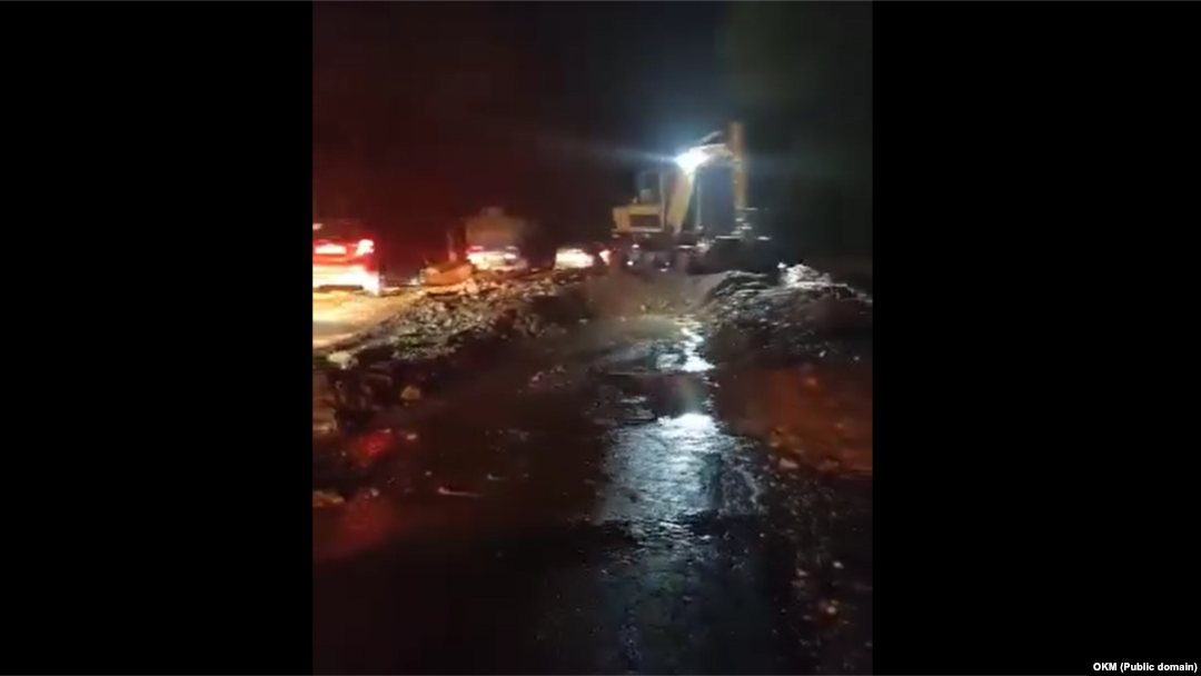 Ноокат районундагы жолду каптаган сел. ӨКМ тараткан сүрөт.