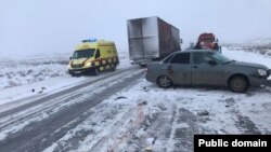 Машина скорой помощи на трассе, где произошла авария. Актюбинская область, 19 декабря 2023 года