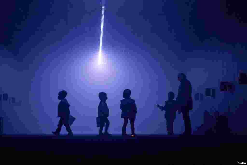 Posjetitelji izloženi magli, svjetlu, mirisima i zvukovima na izložbi Flood islandskog muzičara Jonsija (Jon Thor Birgisson), člana benda Sigur Ros, u Nacionalnom nordijskom muzeju u Seattleu, Washington, SAD, 21. april.