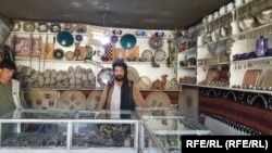 یک دکان زیورات در ولایت بامیان. این دکاندار می گوید که بازار زیورات بسیار سرد شده است