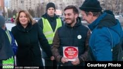 Ahmetšin je počeo da se bavi aktivizmom 2018., kada se pridružio velikim protestima protiv izgradnje drponije u gradu Šijesu u regiji Arhangelsk.