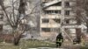 Echipele de salvatori prezenți după ce o clădire de apartamente a fost lovită de rachetele rusești în Zaporojie, Ucraina, pe 22 martie.