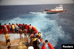 Situată la mai puţin de 150 km de coasta tunisiană, Lampedusa este unul dintre primele puncte de escală pentru migranţii care traversează Marea Mediterană.