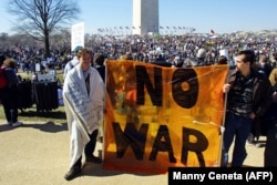 Антивоенная акция против возможной войны в Ираке в Вашингтоне 15 марта 2003 года