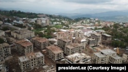 Clădiri rezidențiale în proces de construcție în Susa (cunoscut ca Șușa în armeană) în mai 2023.