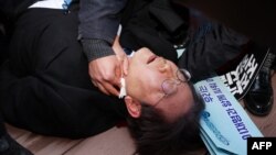 Li Džae-mjung neposredno nakon ranjavanja, Busan 2. januar 2024. 