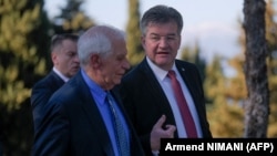 Мірослав Лайчак (праворуч) привітав угоду, раніше анонсовану головою дипломатичної служби ЄС Жозепом Боррелем (ліворуч)
