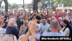 Okupljeni na skupu podrške aplaudiraju inspektoru Milanu Isakovu prilikom dolaska u sud, 6. septembar 2023.