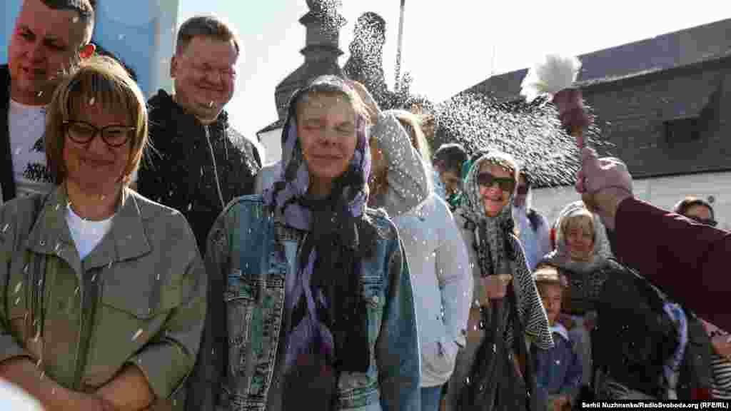 A pap a hívekre is szenteltvizet hint,&nbsp;ami a megtisztulást és a lelki újjászületést szimbolizálja