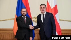 Վրաստանի արտգործնախարար Իլյա Դարչիաշվիլին Թբիլիսիում ողջունում է Հայաստանի արտգործնախարար Արարատ Միրզոյանին, 3-ը հուլիսի, 2024թ.