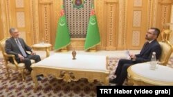 Gurbanguly Berdimuhamedow Türkiýäniň TRT kanalynyň habarçysy bilen gürrüň edýär