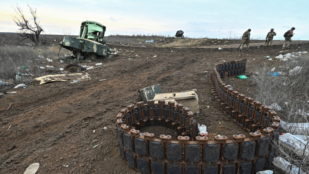 Анус порносындағы үлкен дилдо