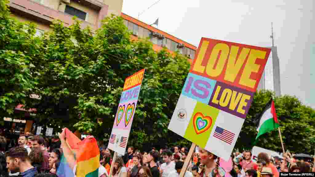 Shtetet e Bashkuara, sikurse secilën paradë tjetër, e kanë përkrahur edhe organizimin e 8 qershorit.&nbsp;Në fotografi shihet mbishkrimi &ldquo;Love is love&rdquo; [Dashuria është dashuri] dhe flamuri amerikan. &nbsp;