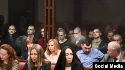 Украинские военнопленные (на заднем плане) на заседании российского суда в Ростове-на-Дону, 14 июня 2023 года