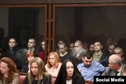 Українські військовополонені у скляній клітці суду в Ростові-на-Дону, Росія, 14 червня 2023 року