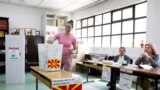 Një grua duke votuar në zgjedhjet presidenciale në Maqedoninë e Veriut, në Shkup, 24 prill.