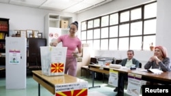 Një grua duke votuar në zgjedhjet presidenciale në Maqedoninë e Veriut, në Shkup, 24 prill.