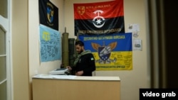 Волонтер Феликс Караев в офисе Крымского фронта в Киеве. Украина, архивное фото