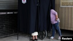 Građani glasaju na referendumu o novom čileanskom ustavu u Santiagu, Čile, 17. decembra 2023.