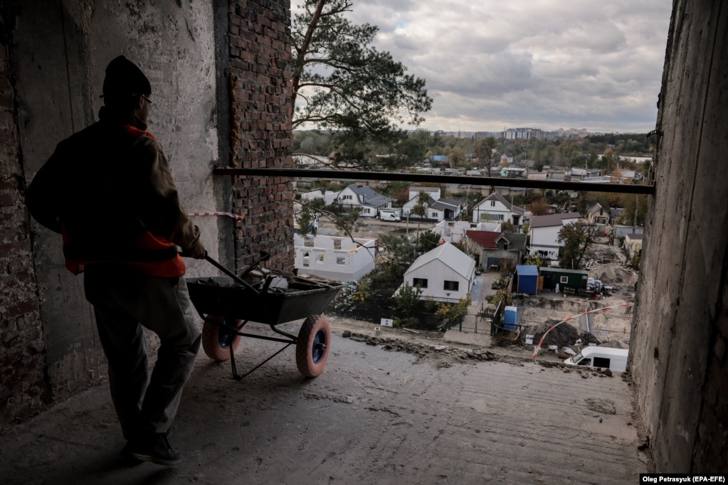 L'edificio danneggiato è in fase di ricostruzione.  Durante l’invasione russa dell’Ucraina nel 2022, Irpen è stata teatro di aspri combattimenti tra le forze di Mosca e Kiev, che hanno lasciato quasi il 70% della città gravemente danneggiata o distrutta.