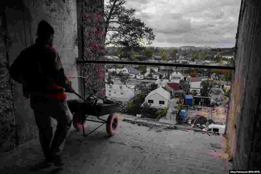 A damaged building being reconstructed.&nbsp;During the 2022 Russian invasion of Ukraine, Irpin was the site of fierce fighting between Moscow and Kyiv&#39;s forces that led to nearly 70 percent of the city being heavily damaged or destroyed.&nbsp; &nbsp;