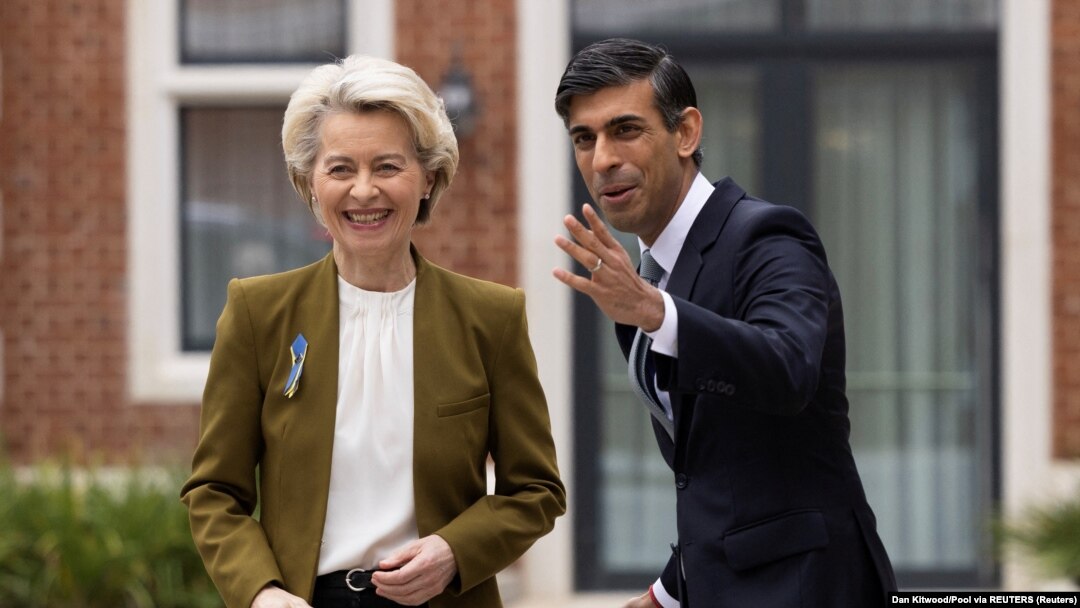 Premierul Marii Britanii, Rishi Sunak, o întâmpină, la Londra, pe președinta Comisiei Europene, Ursula von der Leyen. 27 februarie 2023.