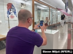 Posetilac Muzeja Jugoslavije fotografiše lutku Lepa Brena.