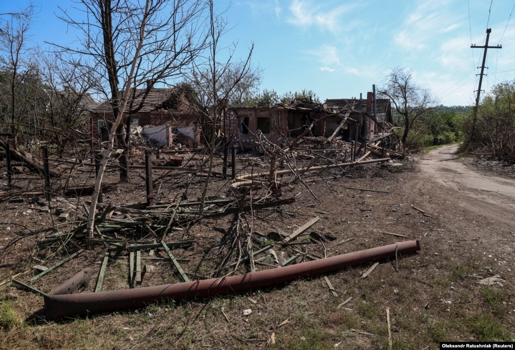 Una veduta della città ucraina distrutta di New York, che si trova a circa 35 chilometri a nord della città di Donetsk controllata dai russi.  Le truppe di Kiev presero una serie di villaggi a sud di Velyka Novosilka e conquistarono le alture intorno a Bakhmut, sia a nord della città che a sud, vicino al villaggio di Klishchiyivka.