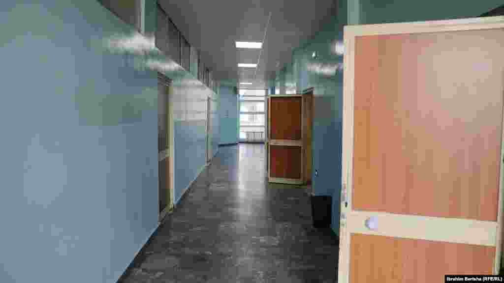 Një nga korridoret e klinikës, ku shihen dyert e vjetra të dhomave të pacientëve.&nbsp;