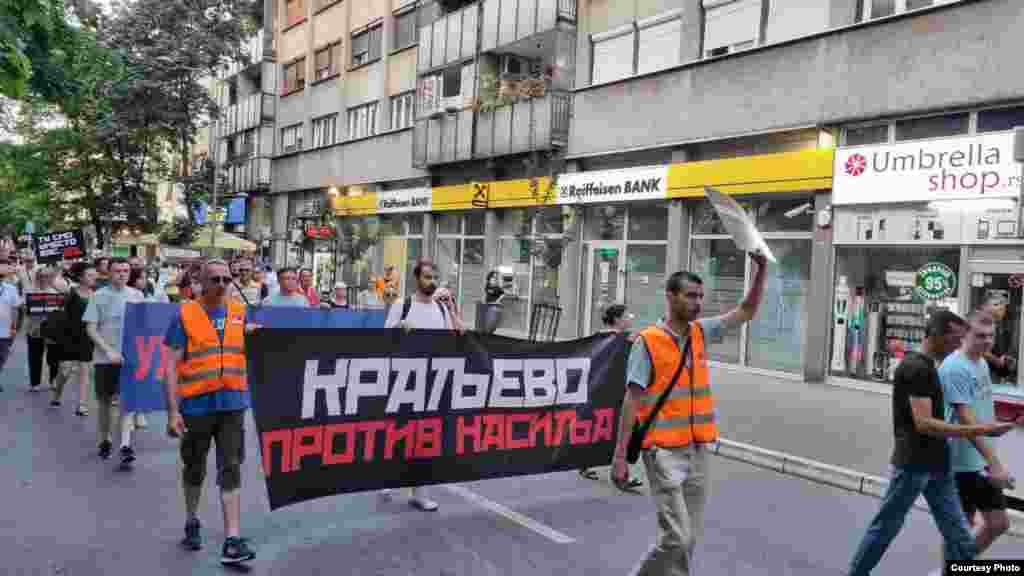 Protest je 15. jula održan i u Kraljevu u centralnoj Srbiji.