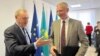 Посол ЕС в Казахстане Кестутис Янкаускас (справа) и специальный посланник ЕС по санкциям Дэвид О'Салливан. Астана, 24 апреля 2023 года